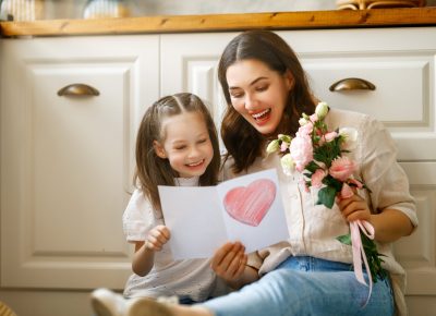Dia das Mães: brasileiros compram menos presentes, mas buscam 