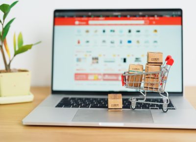 Mesmo com imposto, quase metade ainda vê vantagem em comprar fora