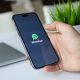 Consumidor aceita mensagens de lojas no WhatsApp, mas prefere atendimento a propaganda