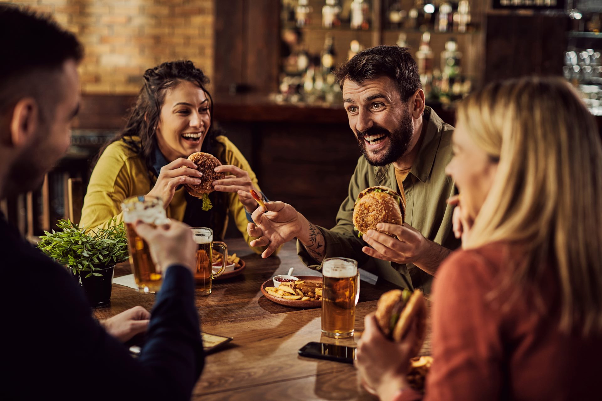 Restaurantes adotam IA no WhatsApp para fugir das taxas dos apps e fidelizar o cliente no delivery