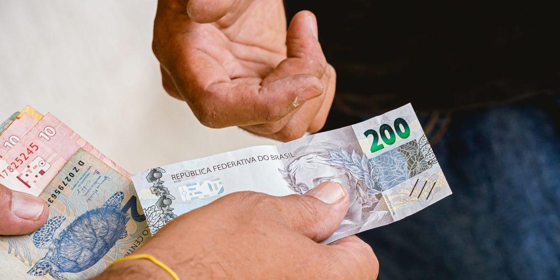 Mesmo com avanço digital, 92% dos brasileiros ainda dependem de cartão ou dinheiro em emergências