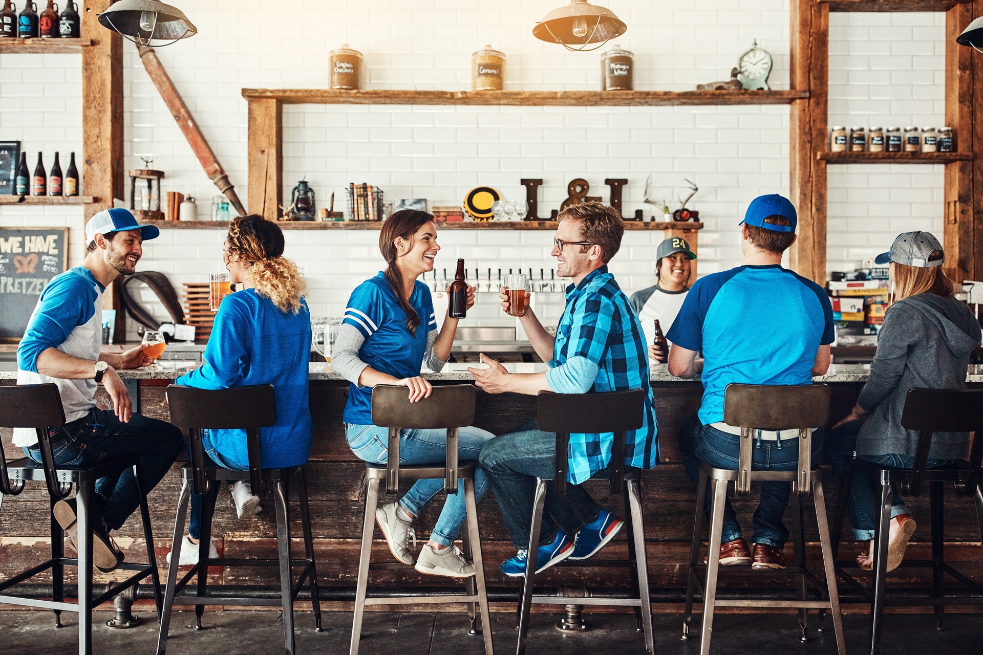 Reservas em bares e restaurantes seguem em alta em 2025, indica pesquisa da Tagme e Abrasel