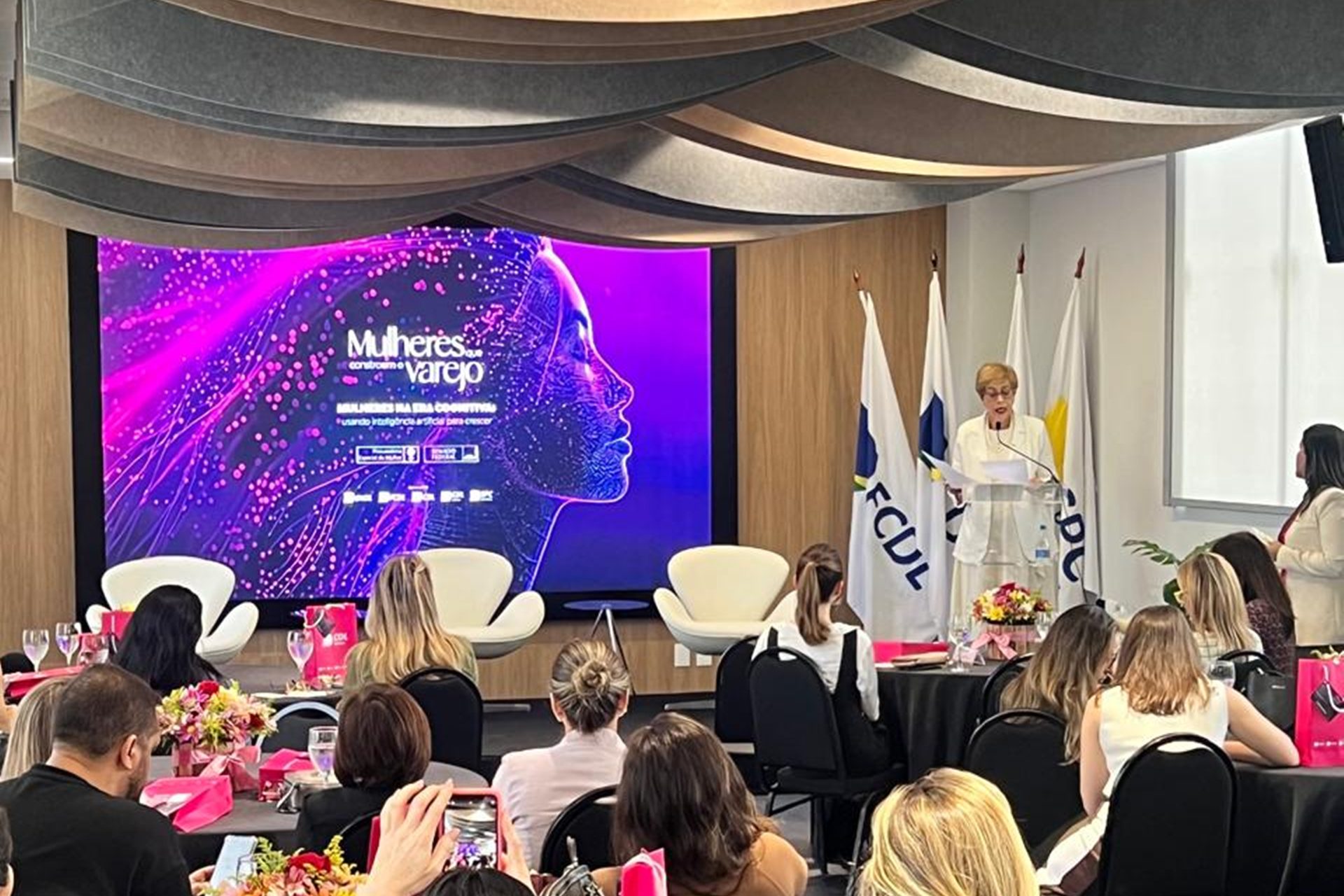 CNDL lança cartilha sobre inteligência artificial e protagonismo feminino no varejo