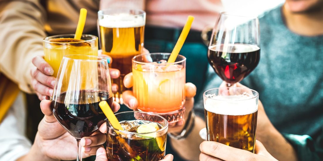 Consumo de bebidas alcoólicas cai mundialmente, varejo se adapta a nova demanda