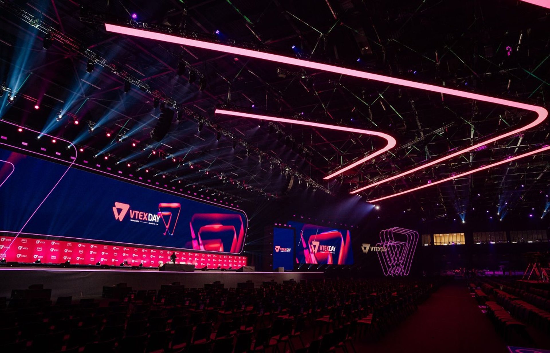 Louis Vuitton, Estée Lauder e Swarovski falam sobre redefinição do luxo na era digital no VTEX DAY 2026