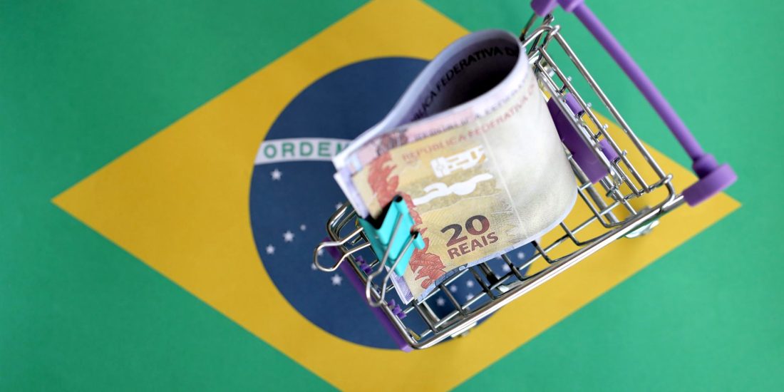 Consumidor compara preços no Brasil antes de fechar compra em site internacional