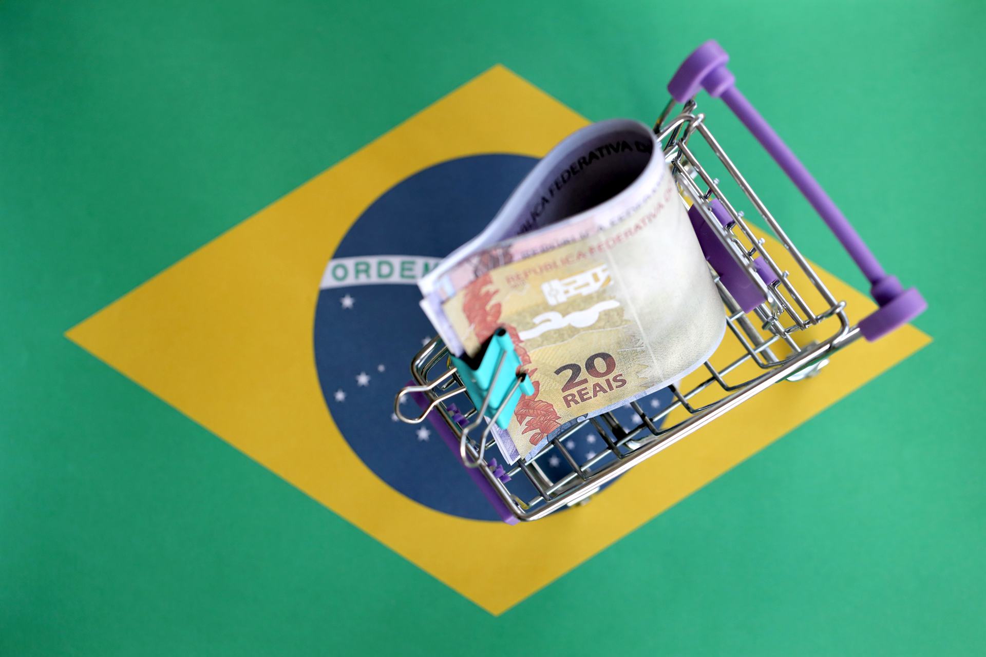 Consumidor compara preços no Brasil antes de fechar compra em site internacional