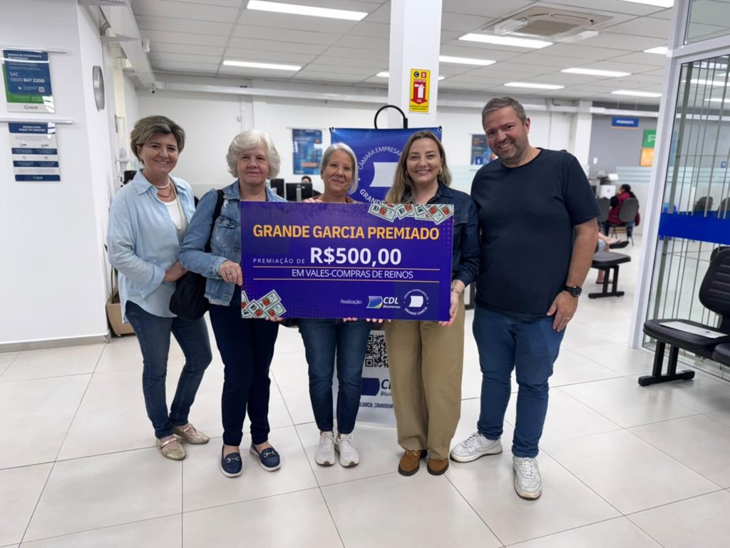 Entrega de prêmios da terceira edição da campanha Grande Garcia Premiado. Ao centro, Vera Lucia Massaneiro Sink.
